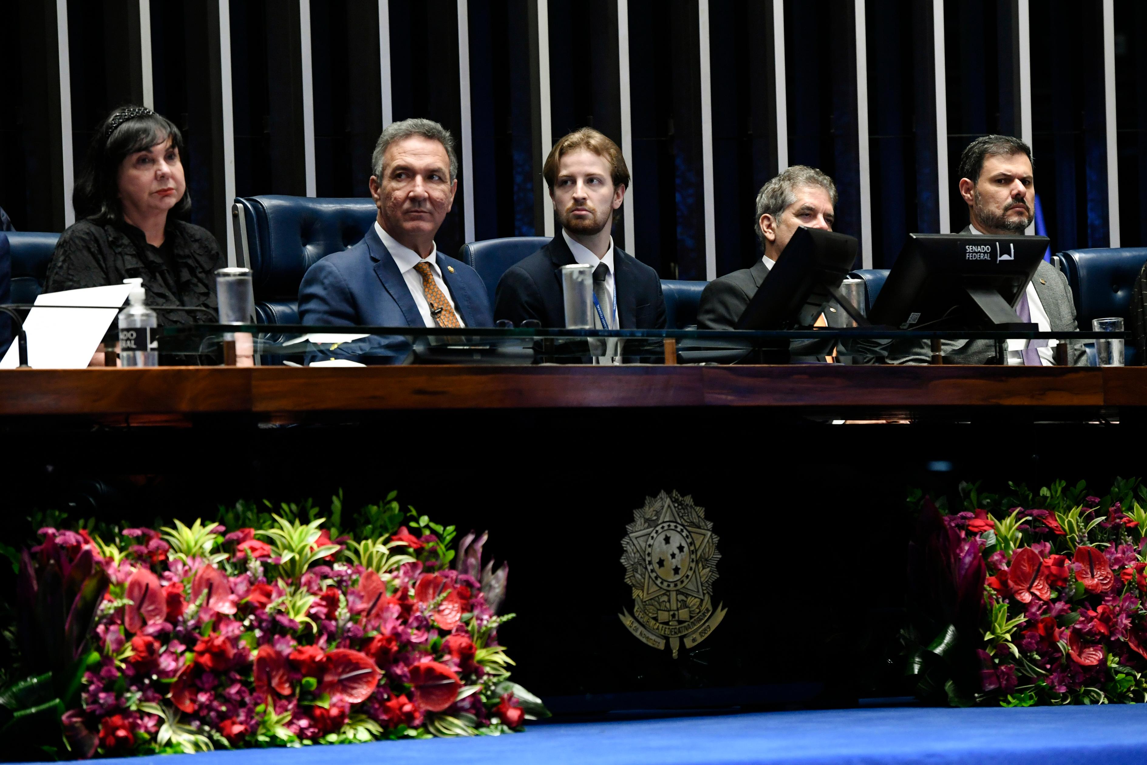 thumb-arranjos-para-mesa-diretora-flores-tropicais-3