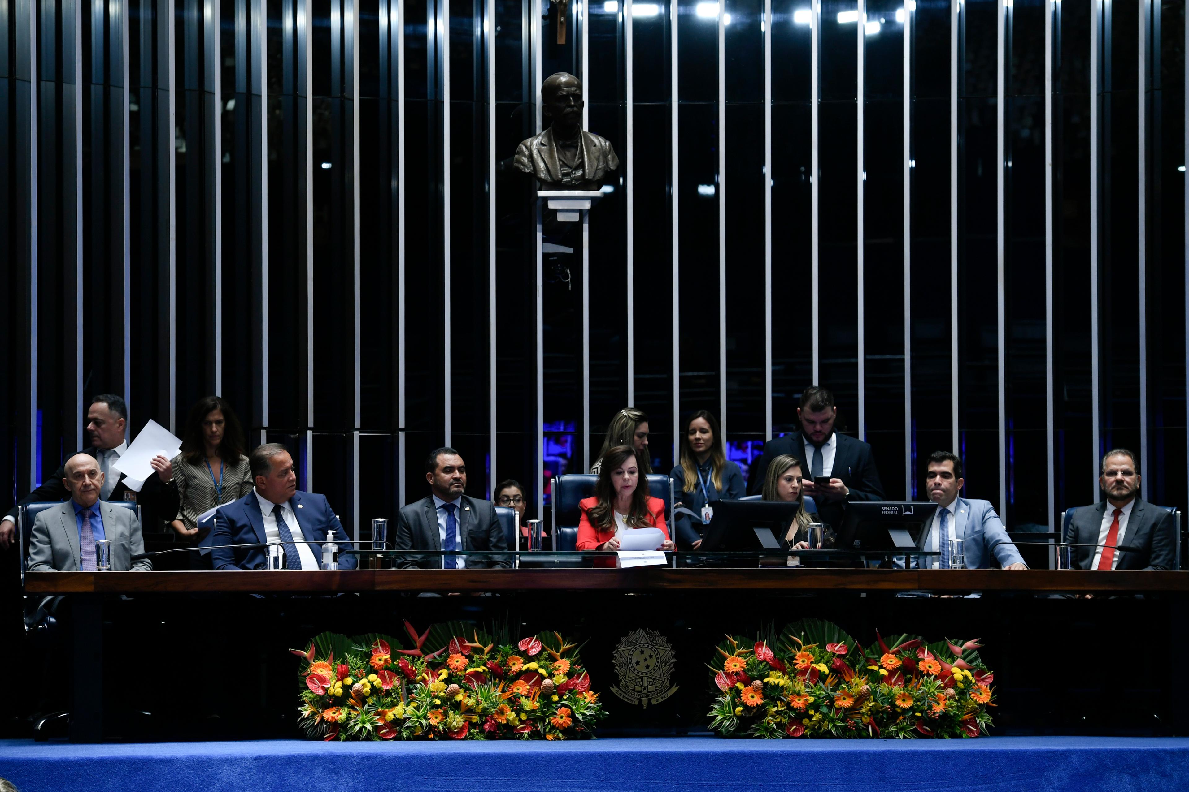 thumb-arranjos-para-mesa-diretora-flores-tropicais-1